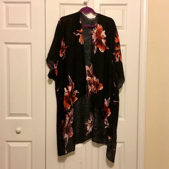 Last 1! Elegant Floral Kimono - Picture 2 of 3